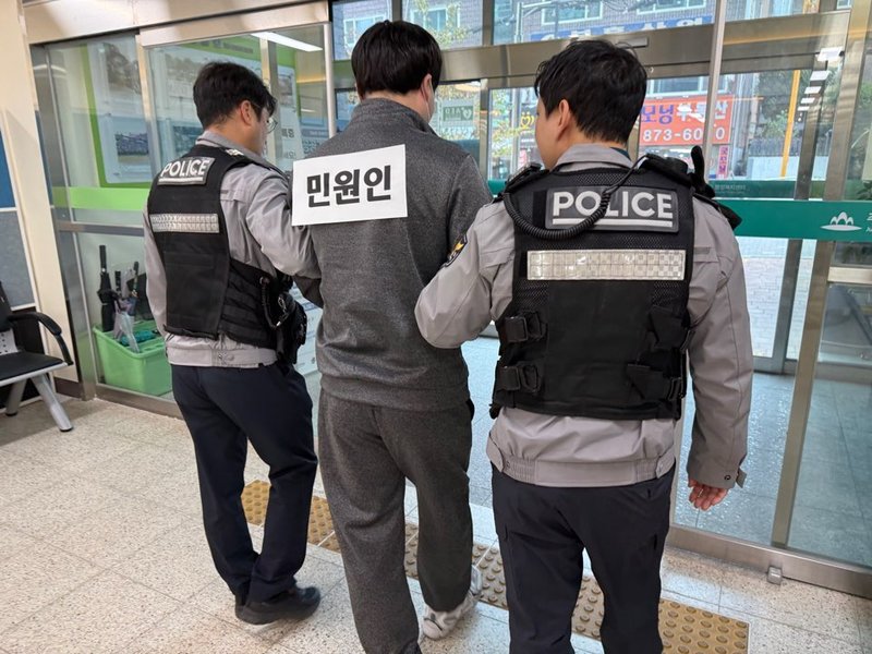 주안5동 직원과 도화지구대 관계자들이 모의훈련에서 단계별 대응 절차를 점검하고 있다. 미추홀구 제공