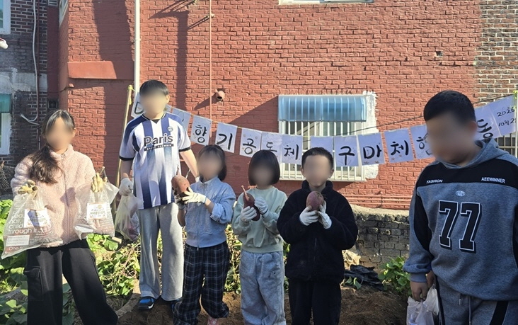 도화1동 마을공동체 '마주봄향기' 회원들과 아동들이 텃밭에서 수확한 고구마를 살펴보고 있다. 미추홀구 제공