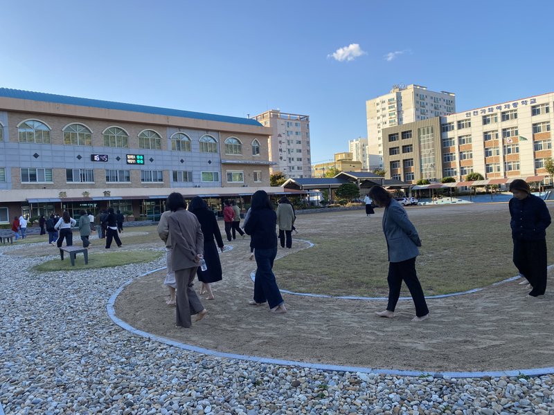 맨발걷기 연수에 참가한 교원들이 학교 운동장에서 맨발로 걷고 있다. 인천시교육청 제공