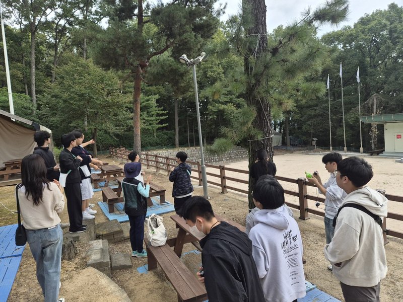 야생학교 숙박체험에서 친구들과 활동하고 있는 학생들. 인천시교육청 제공