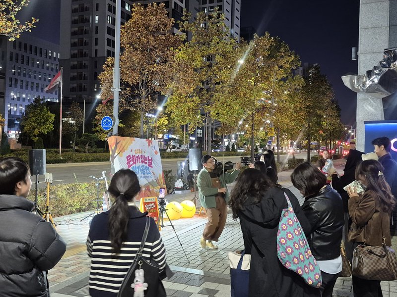 영종구가 별빛광장 뒤편 길목에서 ‘문화가 있는 날’ 정기 공연을 열고 있다.
