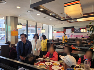 미추홀구 경로잔치에 참석한 어르신들과 관계자들이 자리하고 있다. 미추홀구 제공