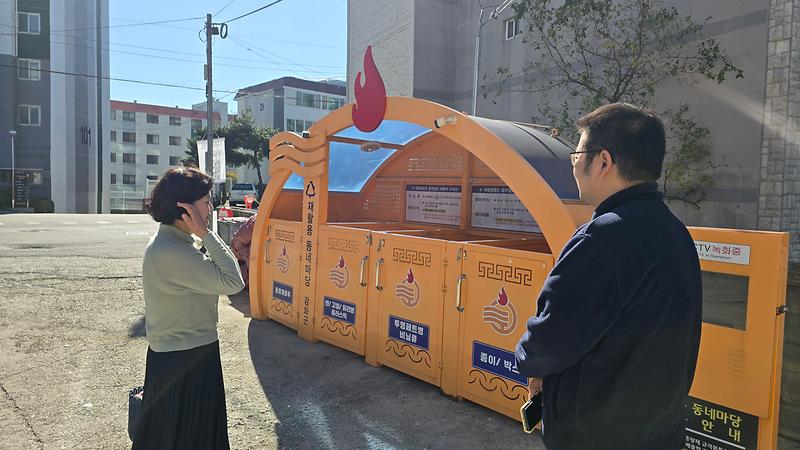 동네안내자 김명애 씨가 신청자와 만나 강화읍 일대를 안내하고 있다.