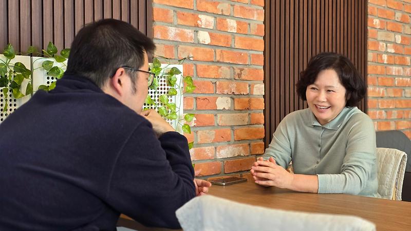 동네안내자 김명애 씨가 신청자와 영농·지역 생활 상담을 나누고 있다.