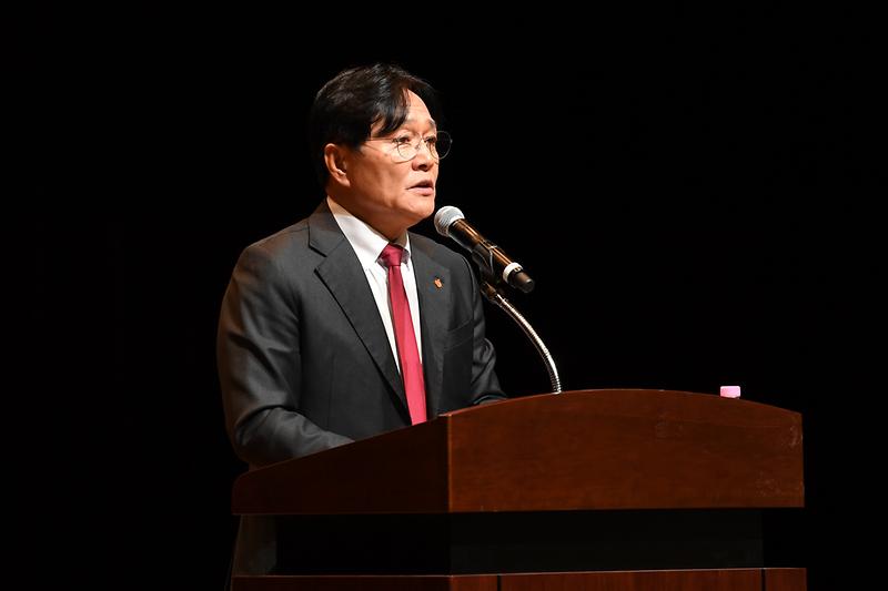 강화문예회관에서 농어촌민박 사업자들이 서비스·안전교육을 받고 있다.