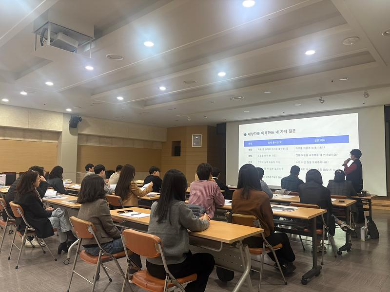 강화군이 군청 진달래홀에서 읍·면 통합사례관리·통합돌봄 담당자를 대상으로 역량강화 교육을 하고 있다.