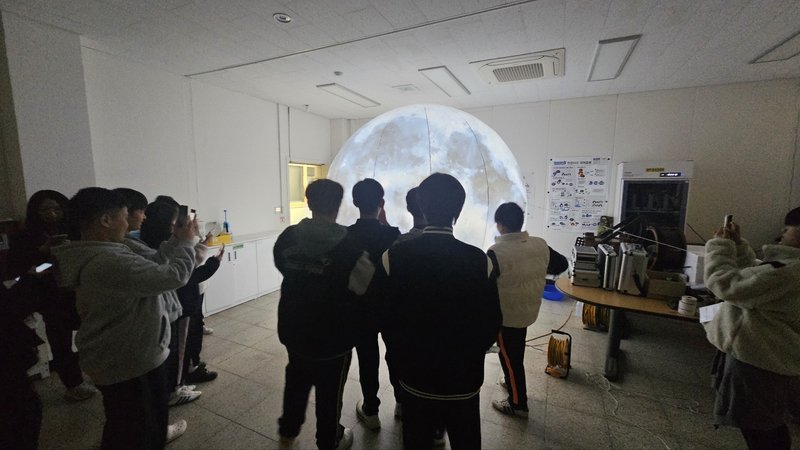 천체관측 캠프에 참여한 학생들이 망원경을 이용해 관측 실습을 하고 있다. 인천시교육청 제공
