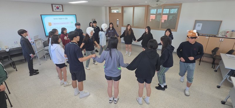 체인지메이커 학교폭력 예방 활동에 참여한 학생들이 프로그램을 진행하고 있다. 인천시교육청 제공