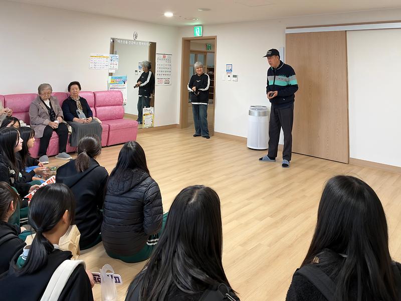 서운중학교 학생들이 만든 컵케이크를 경로당 어르신들에게 전달하고 있다.